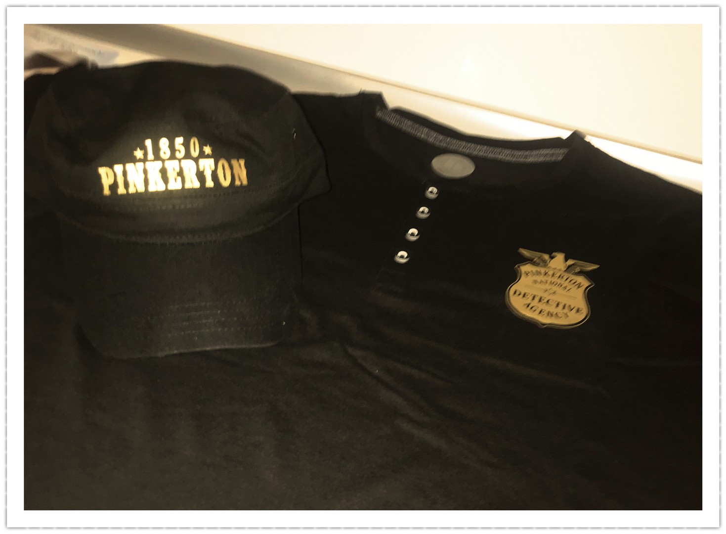 Set aus Cap und T-Shirt